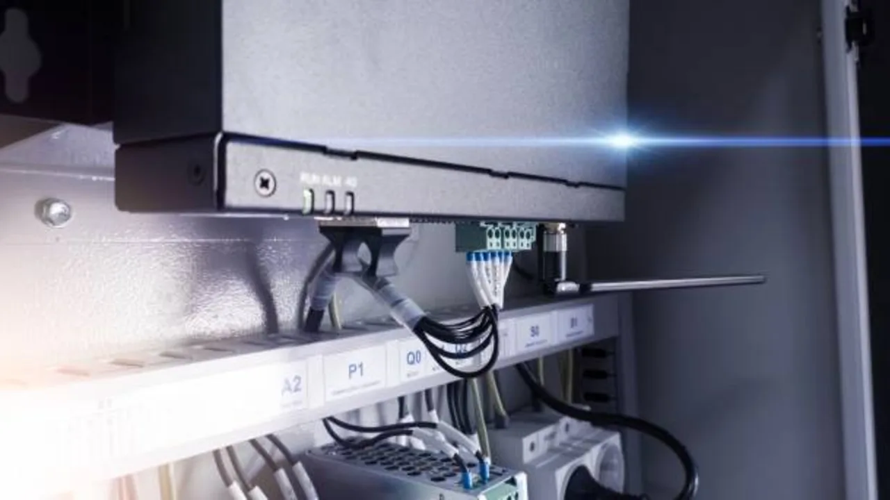 electro-optical router chiplet